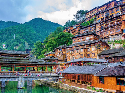 贵州精品5日游（希尔顿豪华酒店+西江特色客栈+赠茅台镇酱香白酒+黄果树大瀑布+西江千户苗寨+荔波小七孔+天星桥+陡坡塘瀑布+布依农家宴）